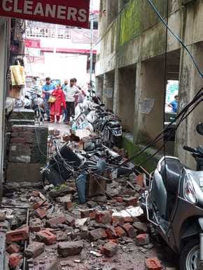 The balcony of a building fell on two two-wheelers in the street, people had a narrow escape