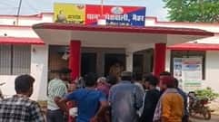 केस दर्ज कराने कोतवाली पहुंचे मृतक महिला के परिजन।