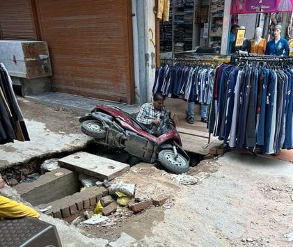 Negligence in drain construction on Kila Road, four pedestrians fell in one hour