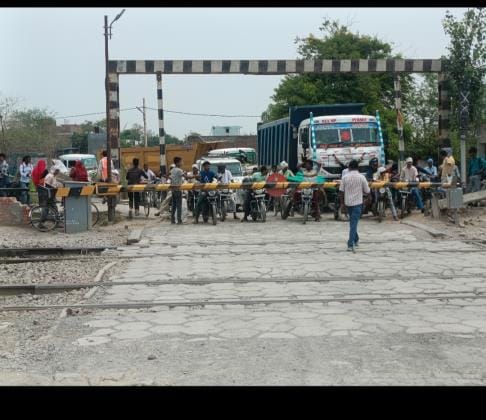 Two hours jam at Kanchausi railway crossing, vehicles stranded