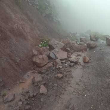 Ramnagar, Rock Fall om Road, Rasen Road Closed From Two Days