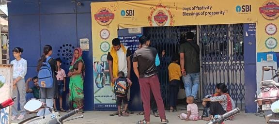 Changes are not being made in Aadhaar card, students are worried
