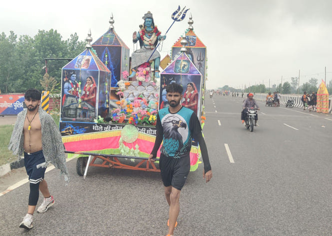 A huge crowd of devotees gathered, the city was filled with Shiva