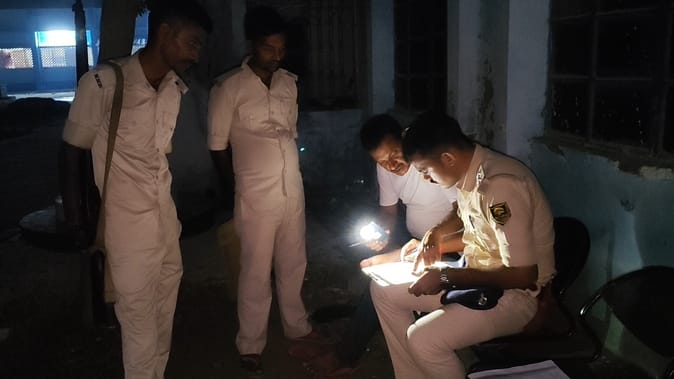 सदर अस्पताल में पोस्टमार्टम के लिए कागजी प्रक्रिया पूरी करती पुलिस