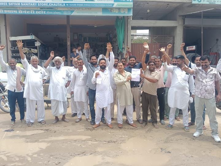 Villagers again got angry over the negligence of the officials in the matter of road construction in Chautala