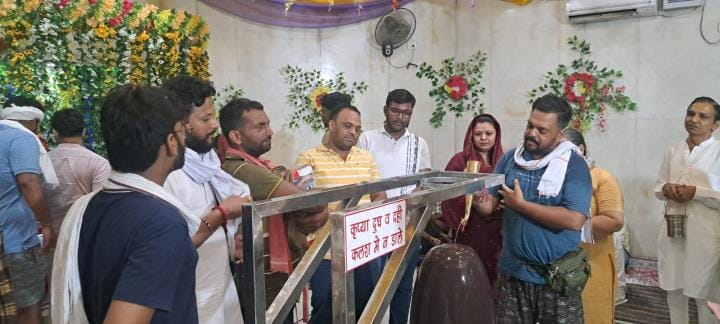 On Shivratri, devotees thronged the temples and performed Jalabhishek