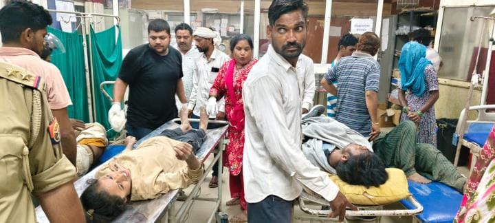 A tractor-trolley full of labourers overturned, 13 injured