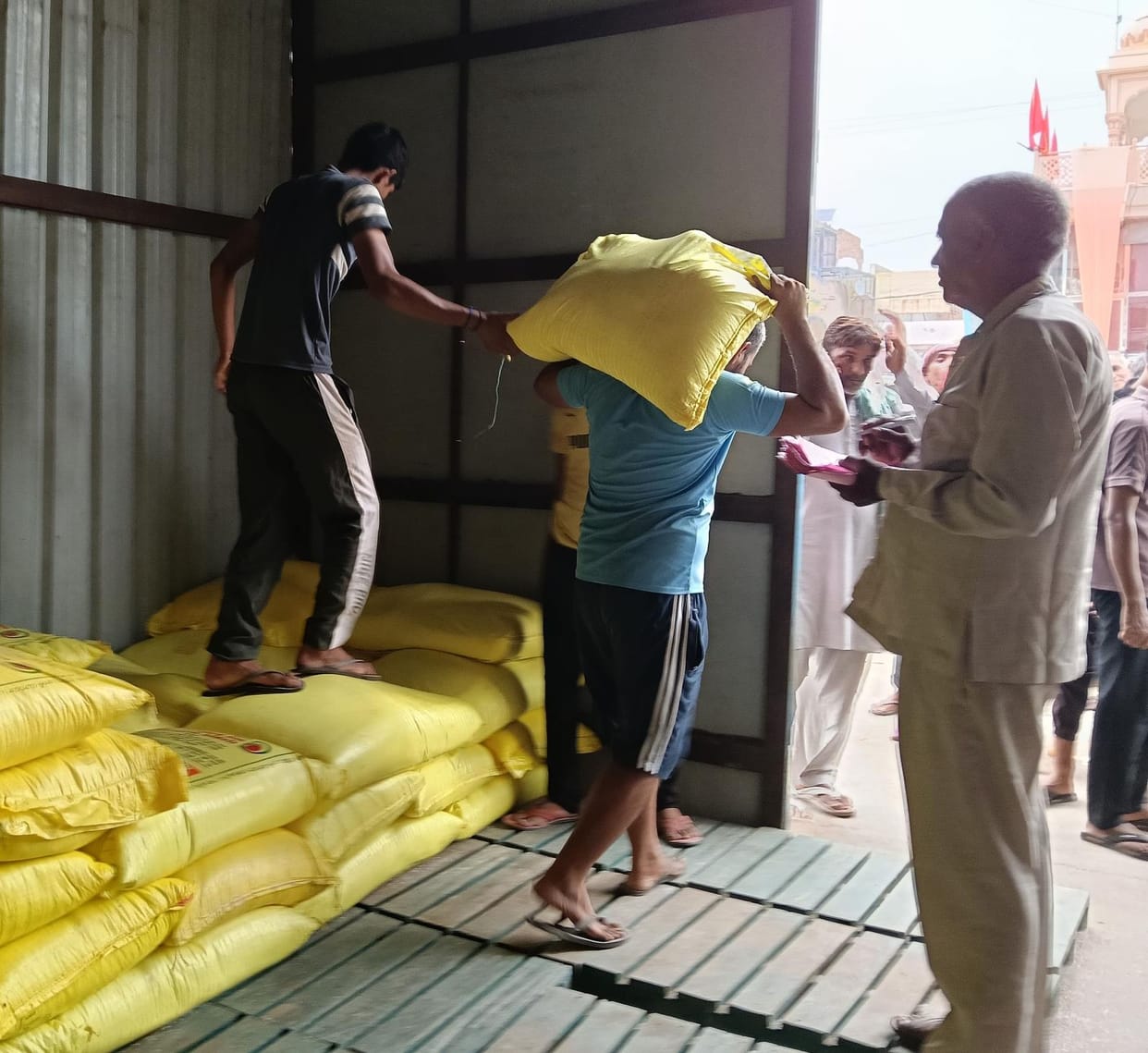 In Dadri, 14 thousand bags of urea fertilizer were distributed in three days, the next batch will arrive tomorrow.