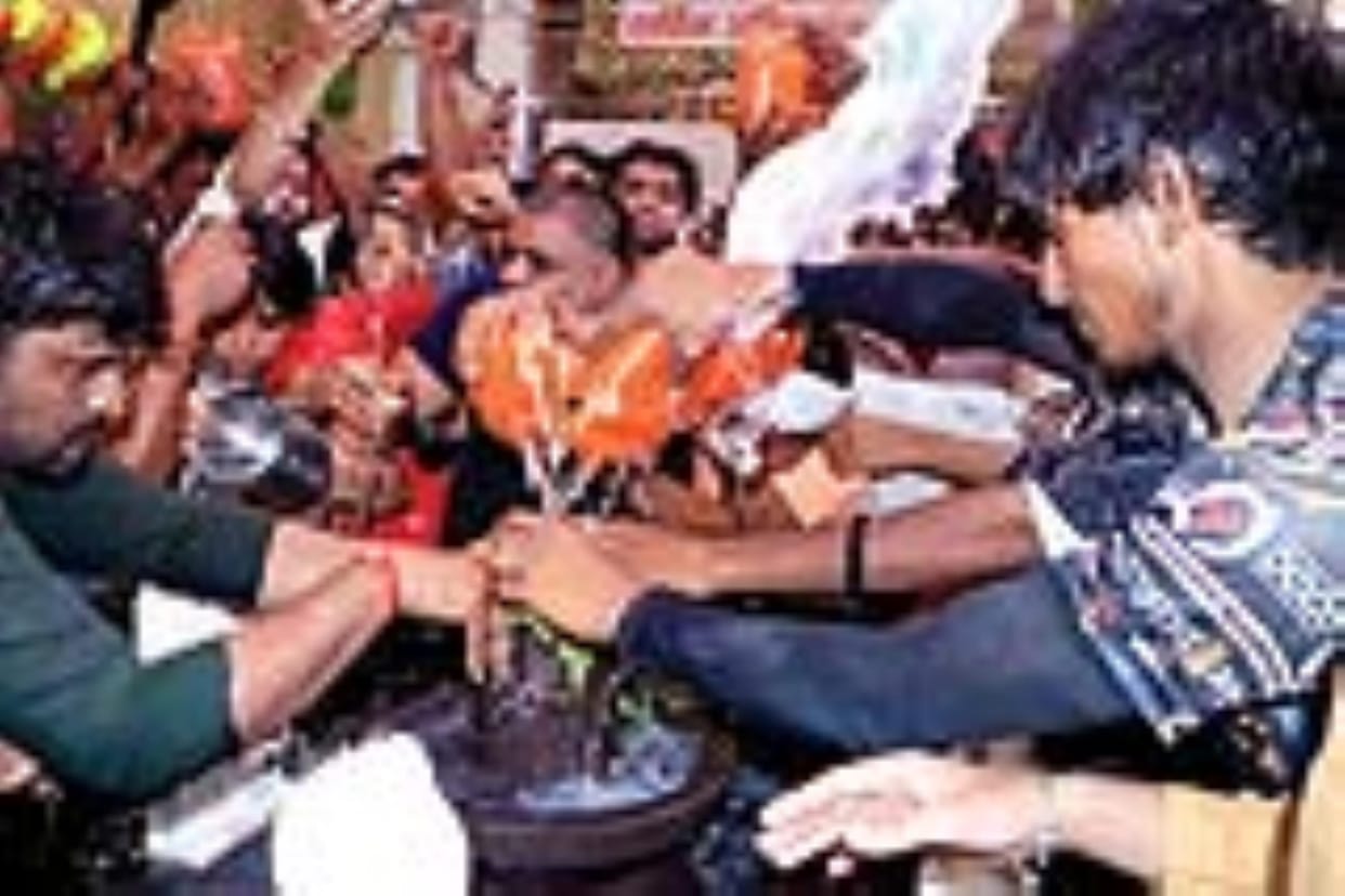 Har Har Mahadev echoed in the temples till night