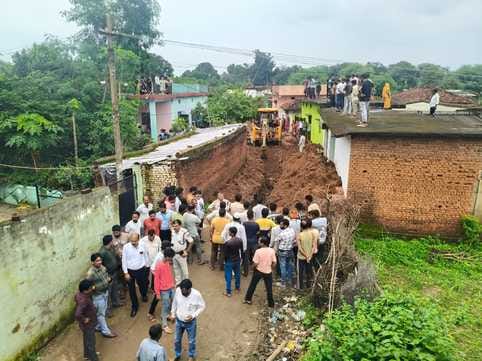 घटनास्थल पर भीड़