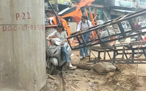 The dilapidated pier cap of Sukhpura Chowk bridge was demolished, now a new one will be built