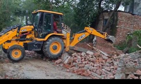 Tehsil administration demolished the encroachment on PWD land