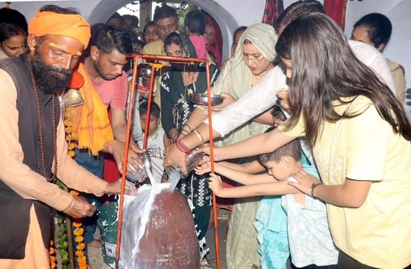 Crowds of devotees gathered in temples, performed Jalabhishek in Brahma Muhurta