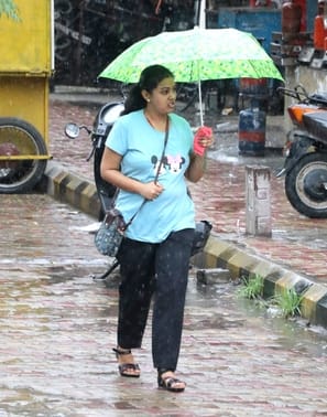 The clouds thundered a lot but it rained less, clouds remained in the sky throughout the day