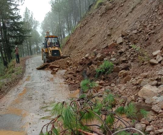 Debris. fell. 18 roads. district, polling parties got stuck.