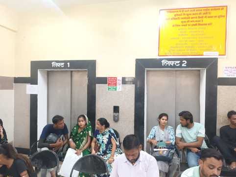 Mismanagement in the name of facilities, lift is not working, pregnant women are gasping for breath on the ramp