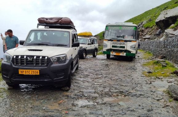 The water level of the Satrundi drain increased, passengers and tourists were stranded for three hours