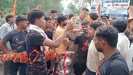Kanwadis blocked the road by placing Kanwad on it