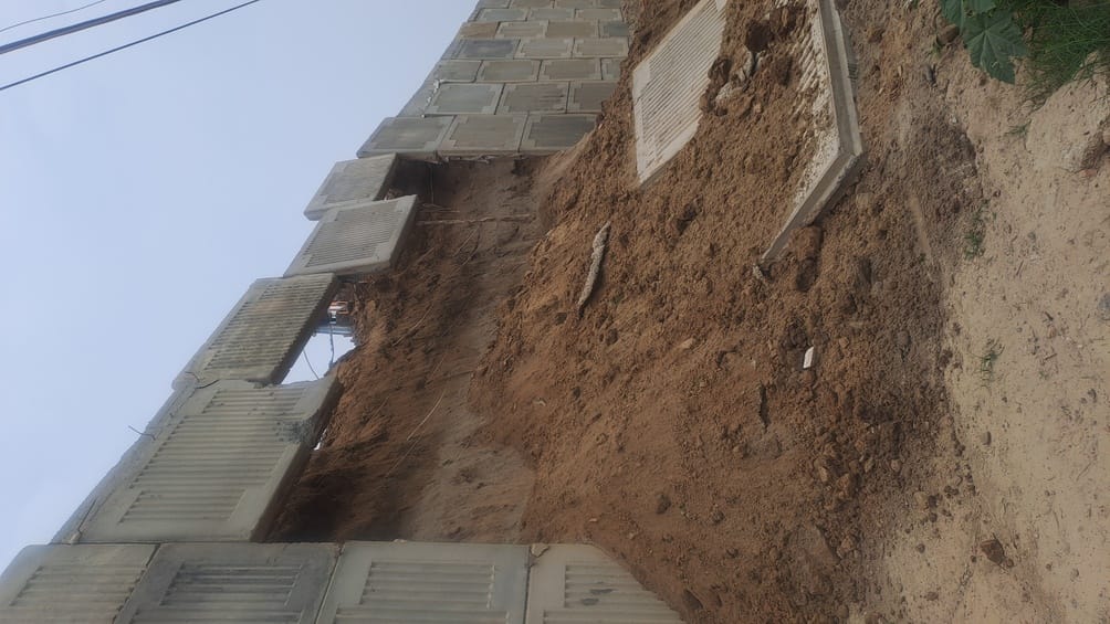 Soil slides due to the removal of four plates of the returning wall of the railway overbridge