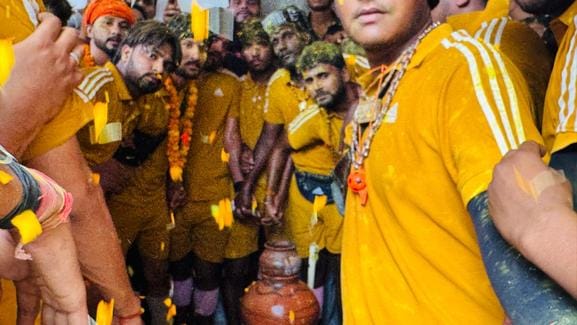 Kanwariyas performed Jalabhishek of Bholenath in Agadbamb temple