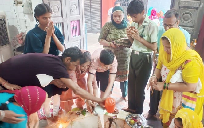 Kavadis and devotees performed Jalabhishek with the chanting of Bam-Bam
