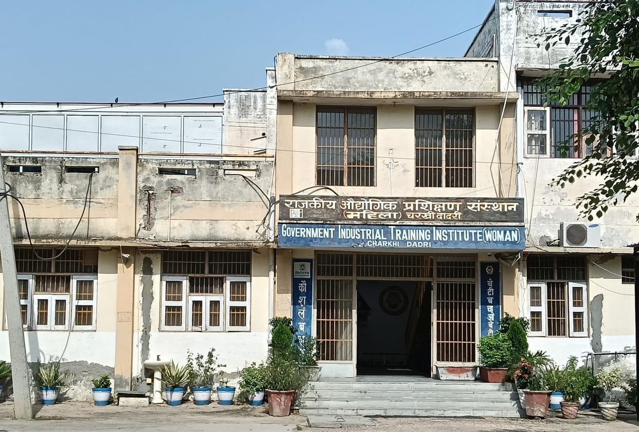 woman iti in prortal in dadri originaly in rawaldhi