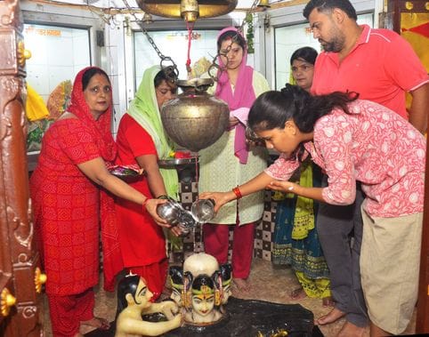 The Shiva temple reverberated with the chants of Har Har Mahadev, devotees performed Jalabhishek