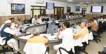 जिला स्तरीय अधिकारियों की समीक्षा बैठक करते राज्यपाल हरिभाऊ बागडे़।