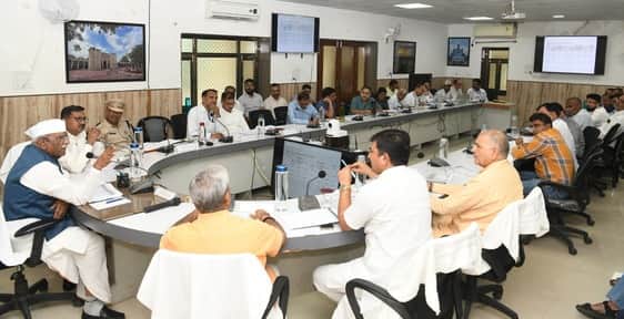 जिला स्तरीय अधिकारियों की समीक्षा बैठक करते राज्यपाल हरिभाऊ बागडे़।