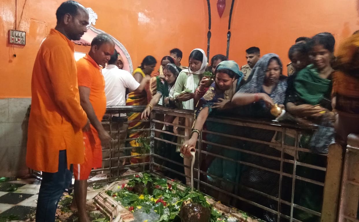 On Shivratri, devotees thronged the Shiva temples and performed Jalabhishek