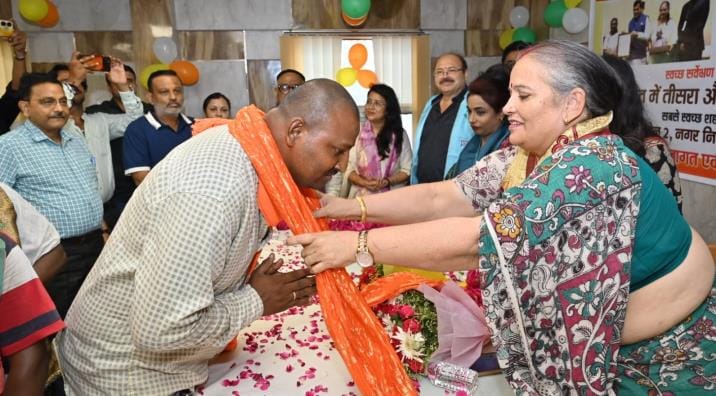 Cleaners were honored, Mayor was welcomed