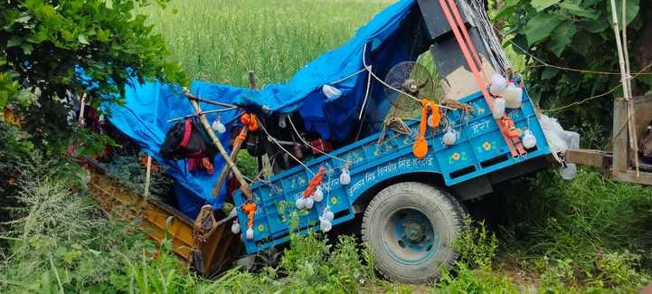 Trolley fell into the ditch, people narrowly escaped