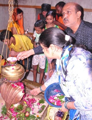 Jalabhishek took place in the Shiva temples of the city, Shiva's name echoed everywhere
