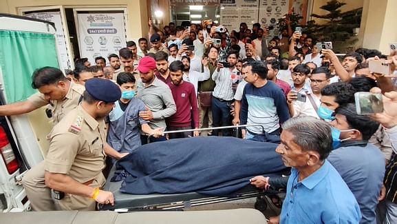 मृतक को पीएम के लिए ले जाने के पूर्व परिजनों ने सौंपा ज्ञापन