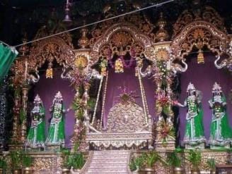 For 403 years, Bihariji used to enjoy the swing decorated with flowers and leaves on the branches of trees