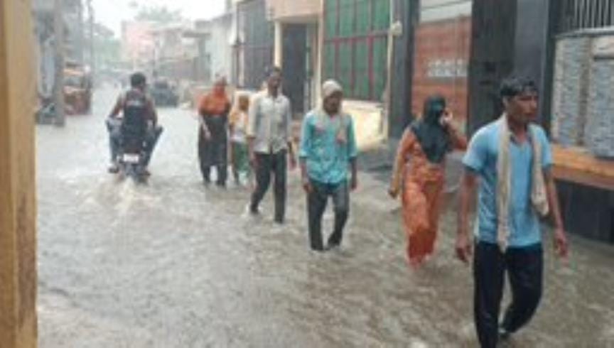 The clouds rained more in the villages than in the city, the weather became pleasant