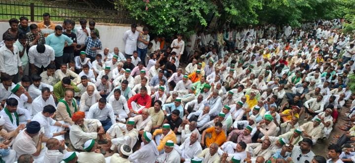 Farmers angry due to non-availability of fertilizers, surrounded DM office