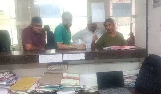 Clerk was absent from his seat for one hour in property tax branch, people created ruckus