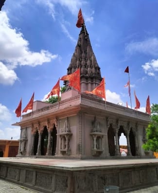 Wishes are fulfilled by just visiting the Gangoli Shivala temple located at the northeast corner of Sangam