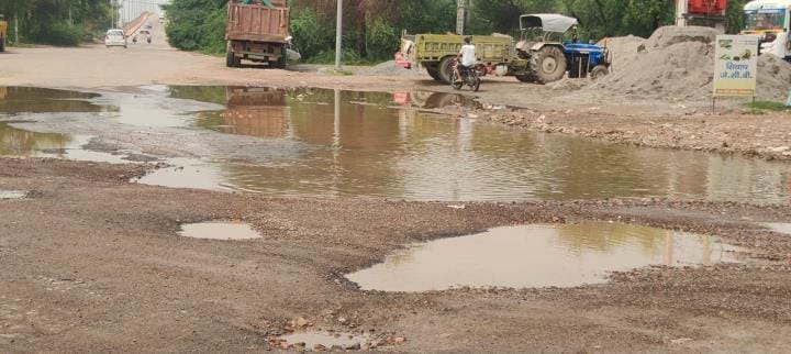 16 days ago, the road was prepared on the arrival of the Chief Minister, now after the rain, deep potholes have emerged again