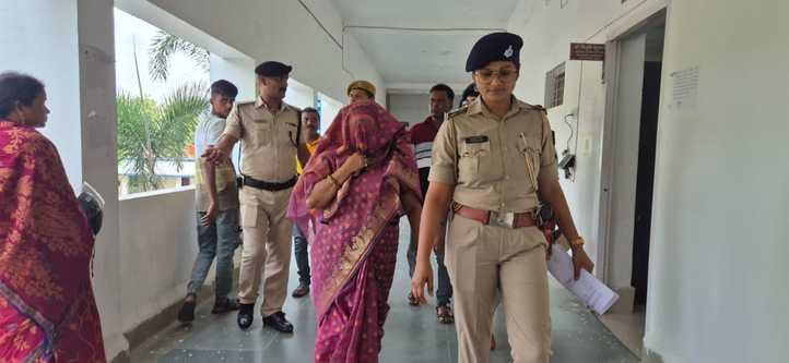 पुलिस की गिरफ्त में आईसीडीएस डीपीओ शोभा सिन्हा।