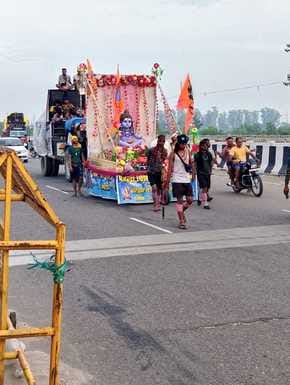 There was a competition among the Kanwadis to get ahead and dance to the Bhajans