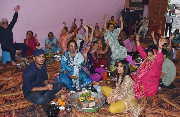 Devotees performed Jalabhishek with devotion in Shiva temples