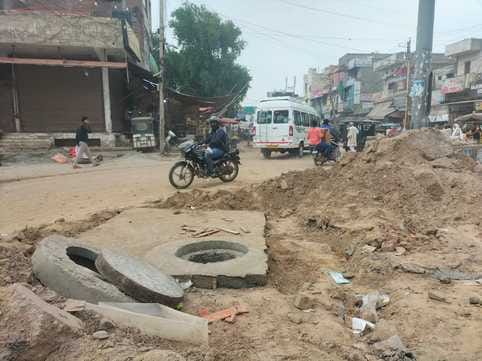 Negligence... Sewer line laid without taking level at Sukhpura Chowk
