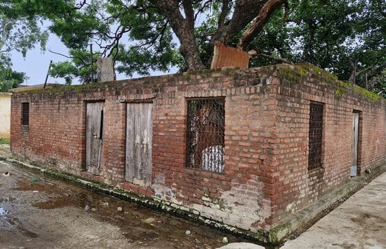 16 shops and three houses built on the land of Nagar Panchayat and Roadways