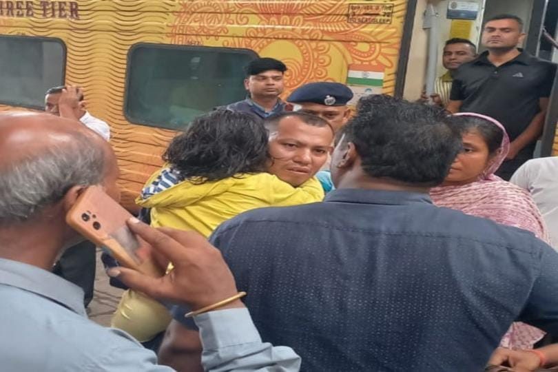 A five-year-old girl's health deteriorated in Tejas Rajdhani Express, non-stop train stopped