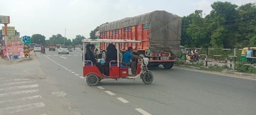 DM's orders are being flouted...e-rickshaws are running on the highway