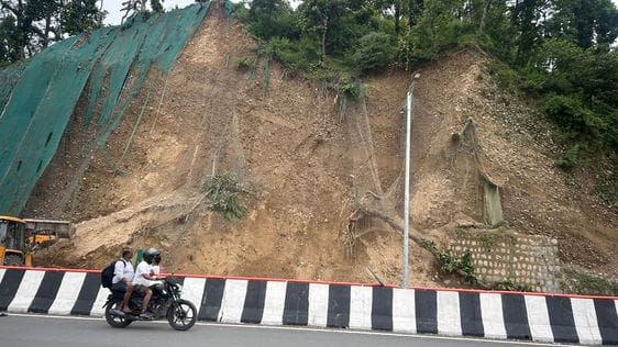 Landslide debris fell on the elevated road, security arrangements collapsed