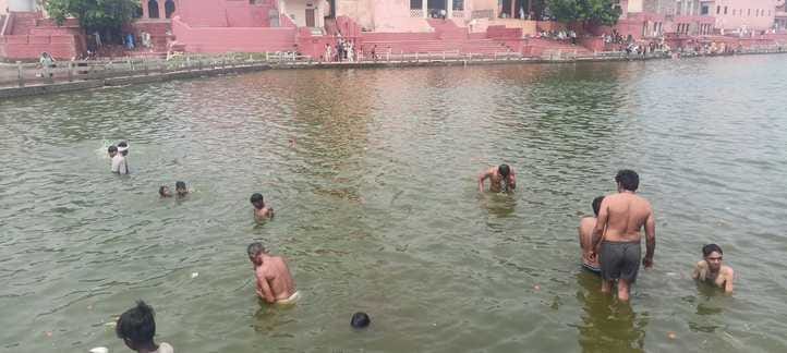 Devotees took a dip in Pindara Tirtha and performed tarpan by offering Pinddaan