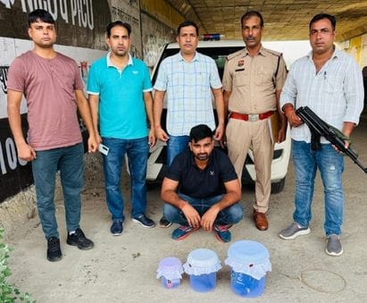 A youth arrested with three illegal pistols and three cartridges